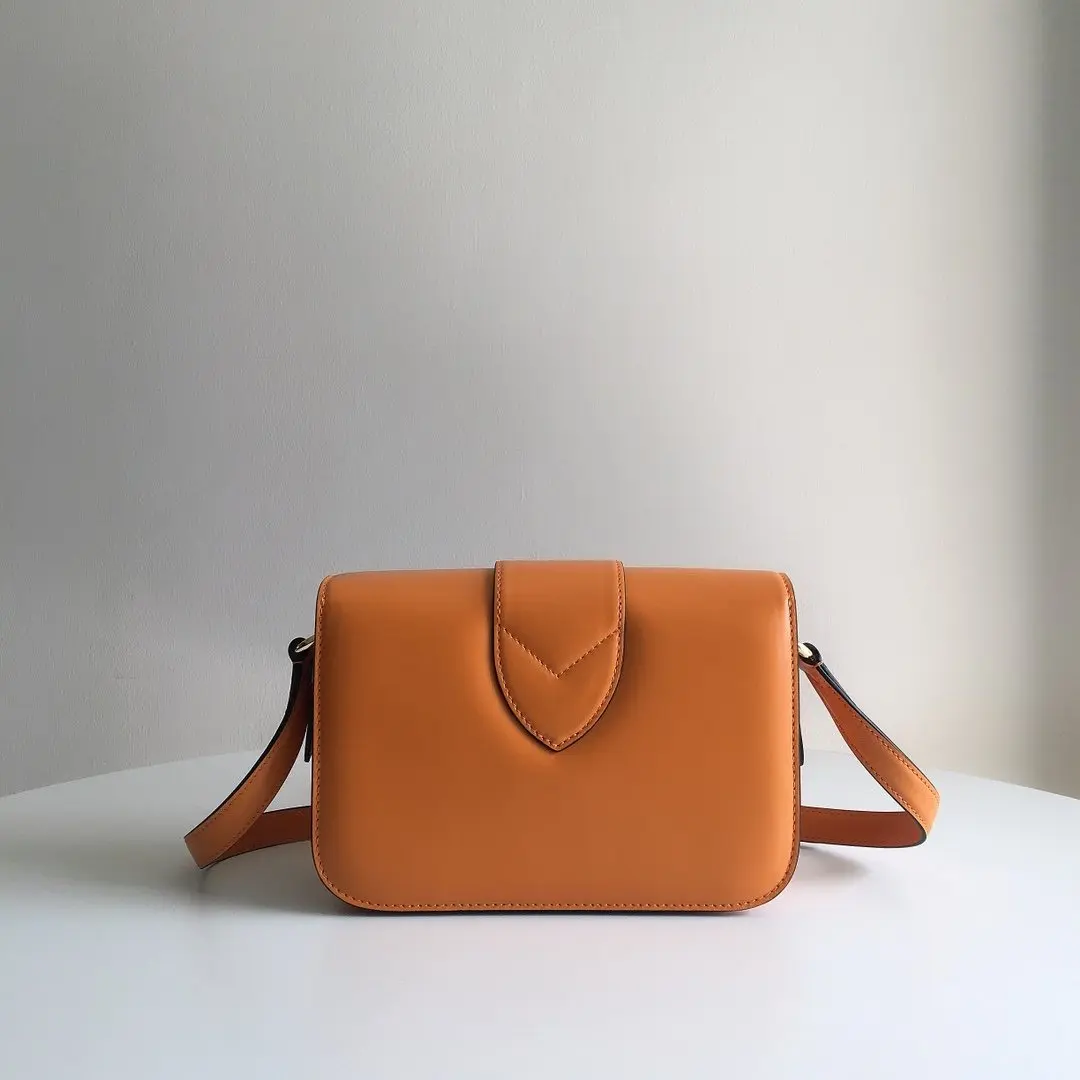 lv circle lv pont 9 gold m55946 6 lv circle lv pont 9 gold m55946 6