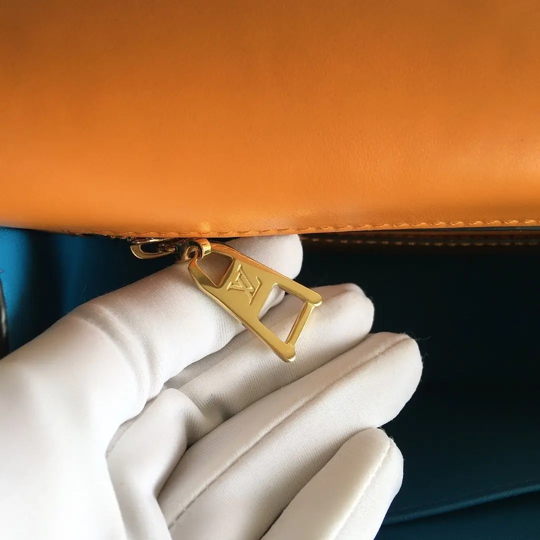 lv circle lv pont 9 gold m55946 9 lv circle lv pont 9 gold m55946 9
